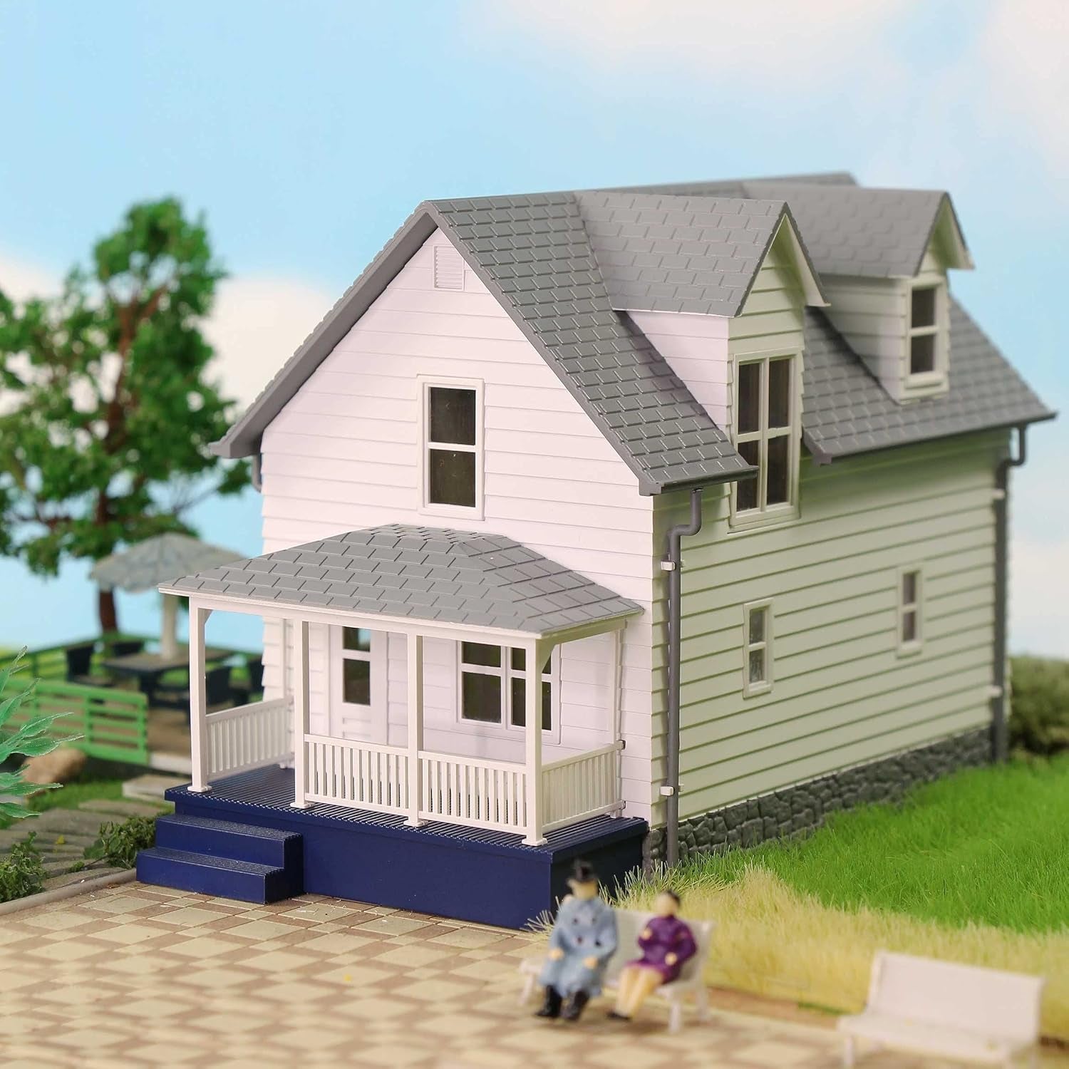 Modern N Scale 1:160 White Residential House Model - Perfectly Assembled for Your Train Layout Diorama