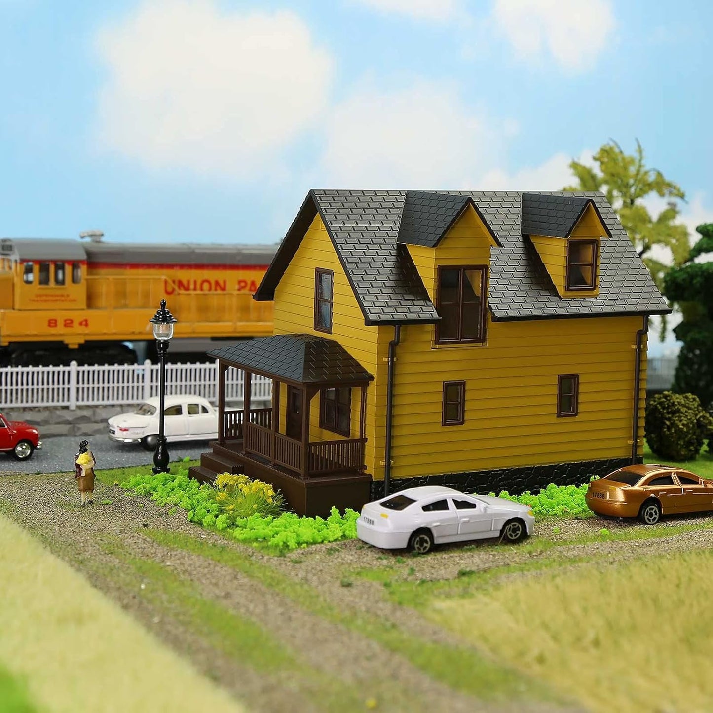 Assembled HO Scale 1:87 Modern Yellow Residential House Model for Train Layout Diorama - JZHO01