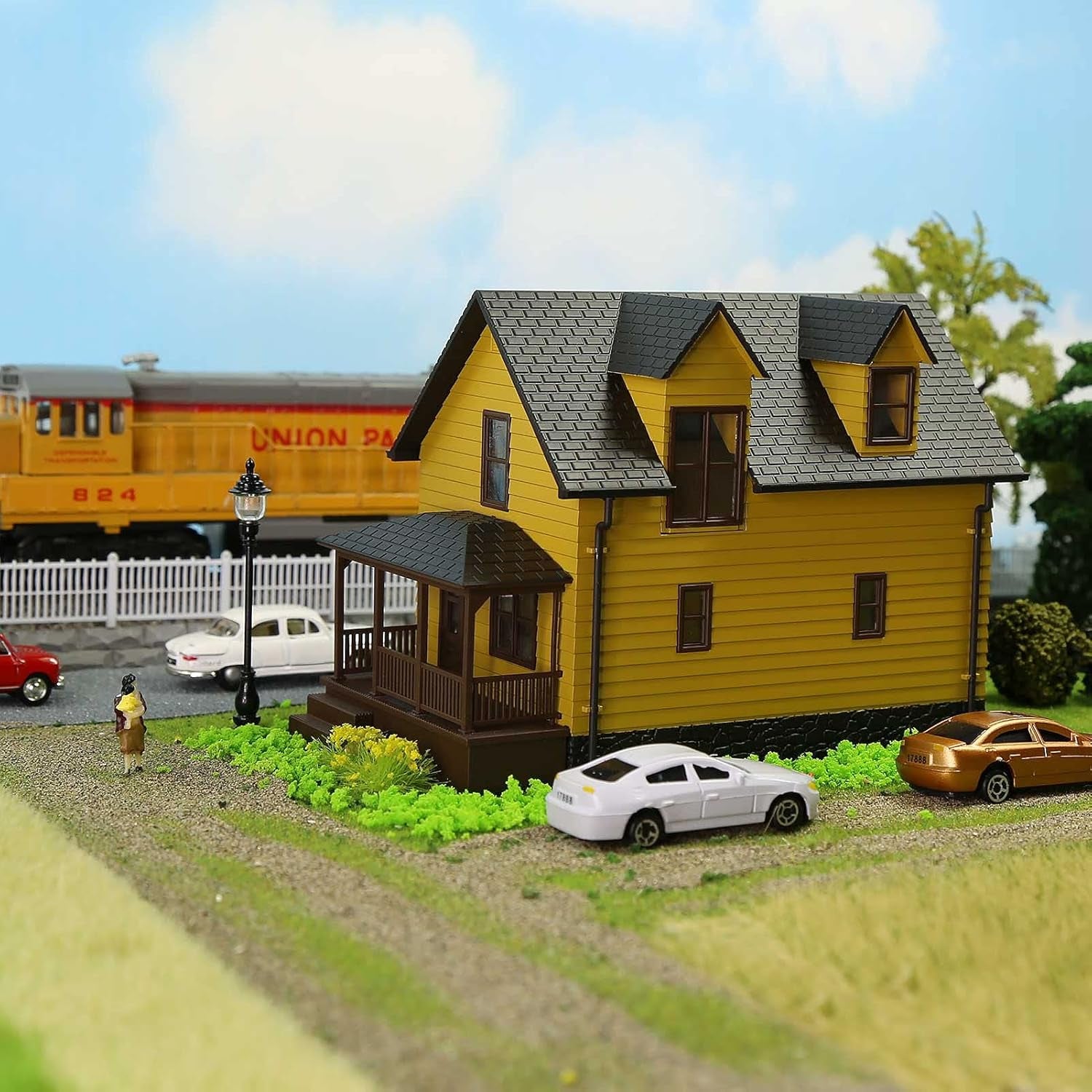 Assembled HO Scale 1:87 Modern Yellow Residential House Model for Train Layout Diorama - JZHO01